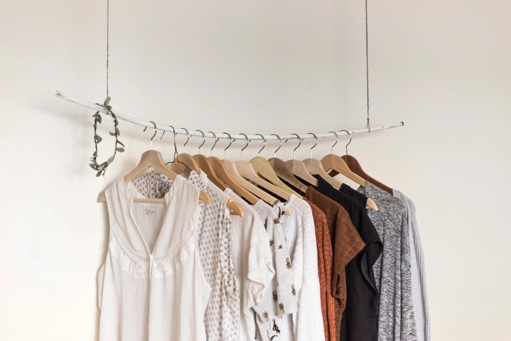 Minimal clothes rack